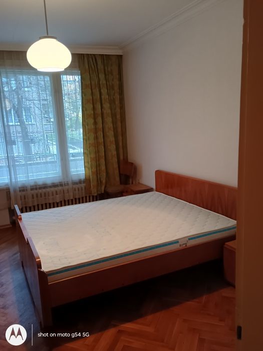 Под наем 3 стаен, София, кв. Изток, 100 кв.м. обзаведен, партер