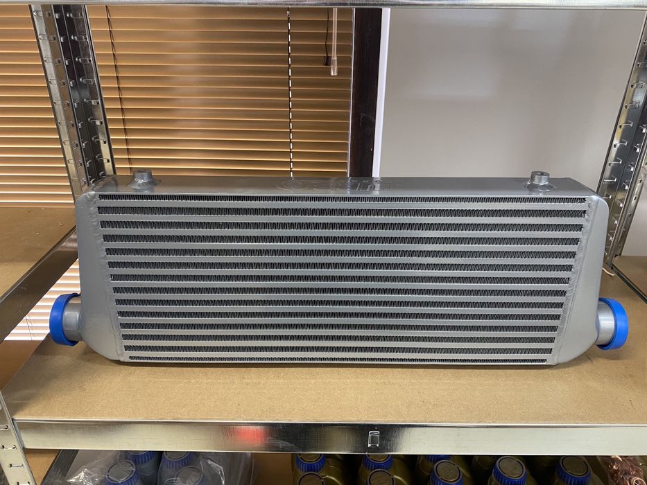 TurboWorks универсален интеркулер Intercooler 550х230х65 bar&plate