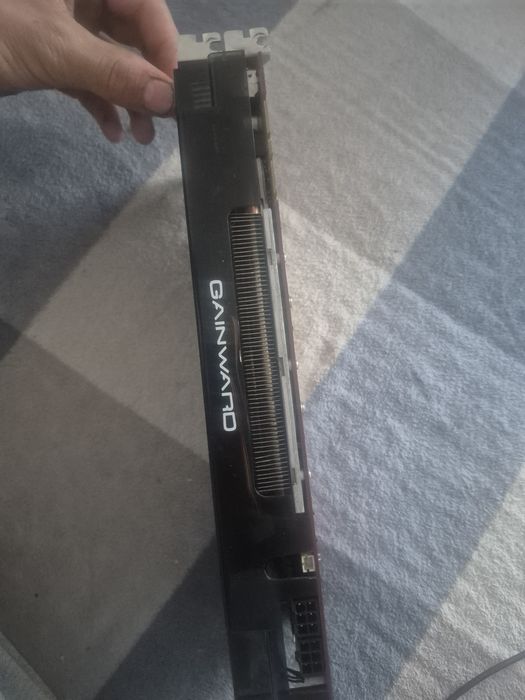 Vând placa video Gainward