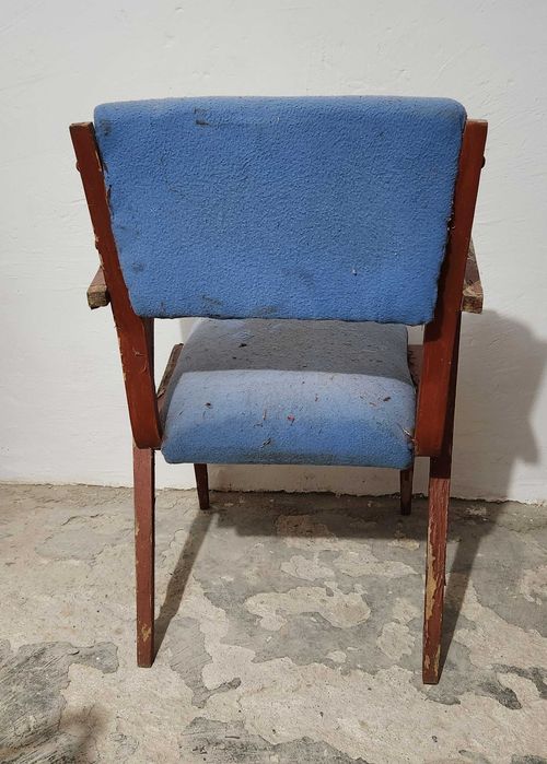 Ретро дървен стол с подлакътници за реставрация