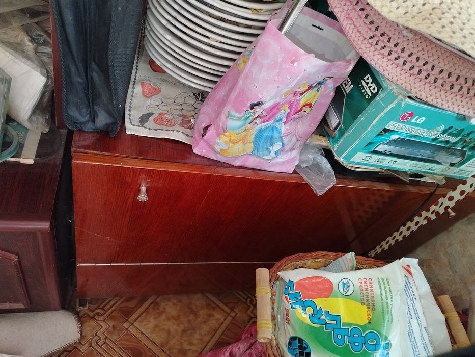 Продам столы стенку шкаф прихожку