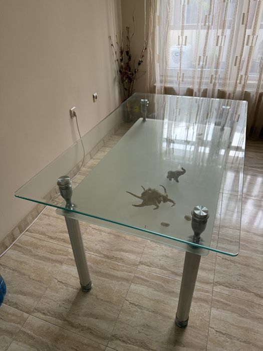 Трапезна стъклена маса