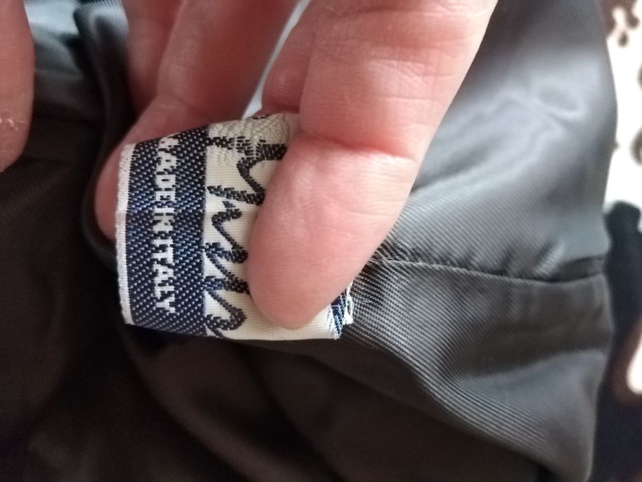 Черна пола от естествена кожа.