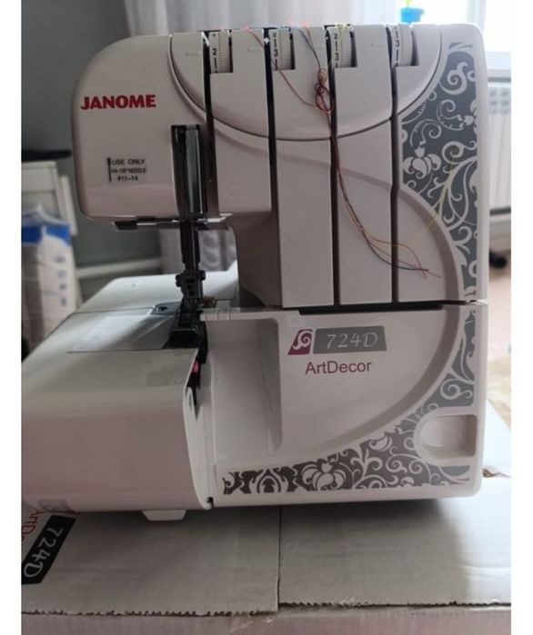 Продам швейный оверлок от Janome