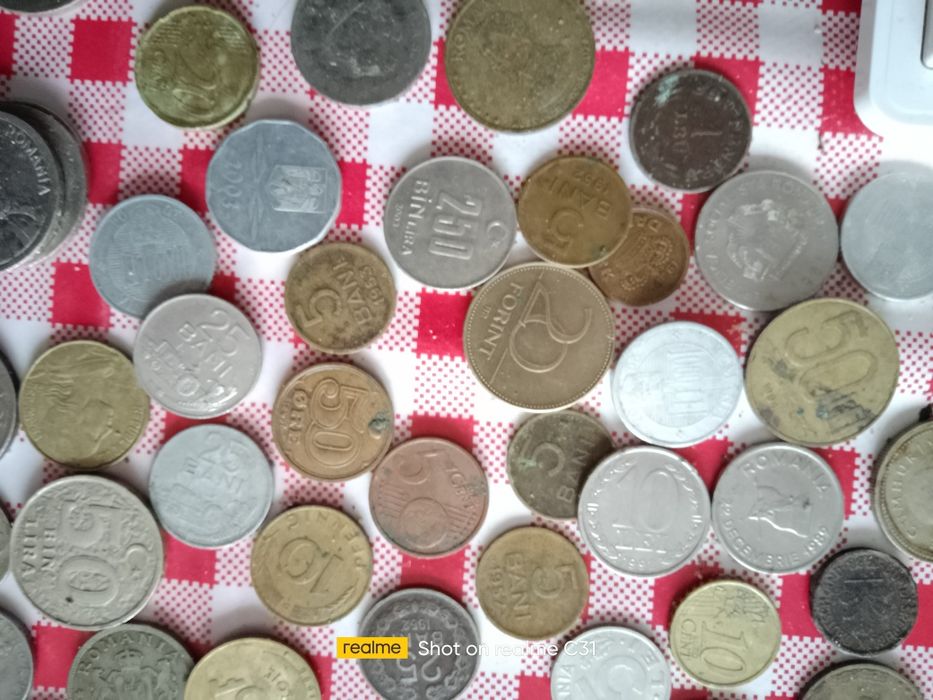 Vând bancnote și monezi vechi