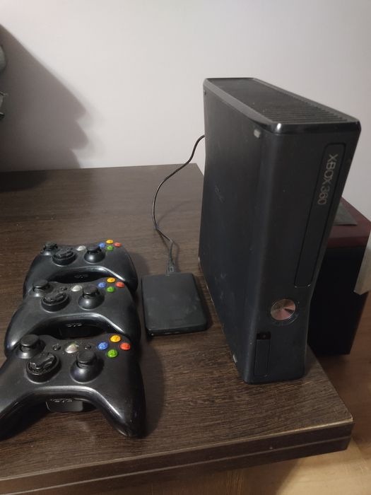 Продам XBOX 360 .
