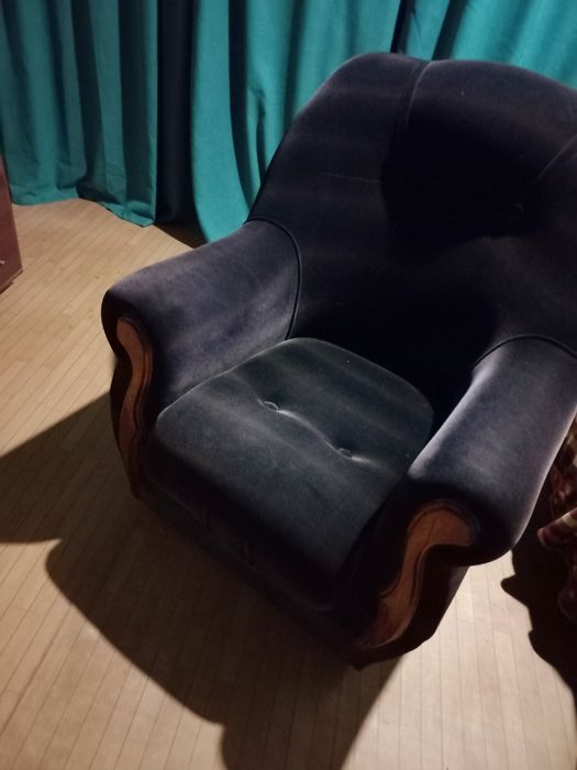 Продается диван и 2 кресла материал велюр..