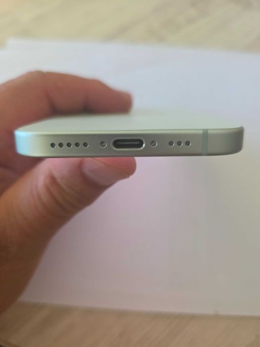 Продавам iPhone 15 256GB Green