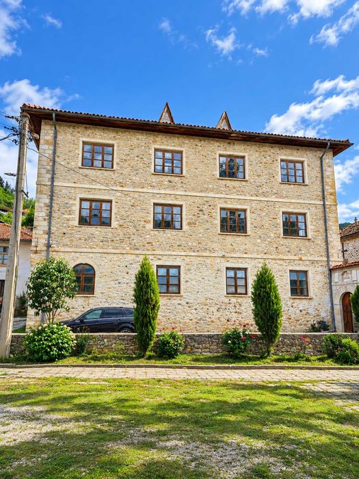 Продава се Къща в к.к. Пампорово - 450 кв.м за 392 €/кв.м - Снимка #1