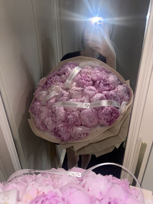 Пионы пышные свежий.
