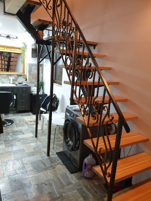 Scări metalice interioare pe vang central cu trepte din lemn masiv