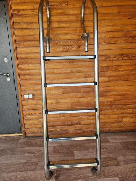 Продам лестницу в бассейн