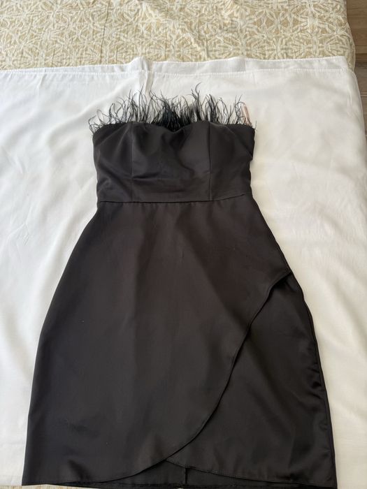 Официална  и елегантна черна рокля с пера