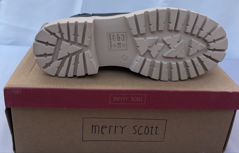 Дамски боти с бяла подметка