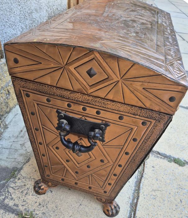 Масивен сандък с меден обков, релефни гръцки мотиви