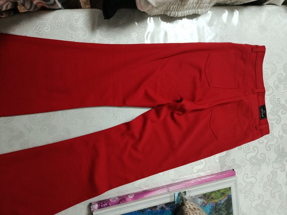 Джинсы красные клёш