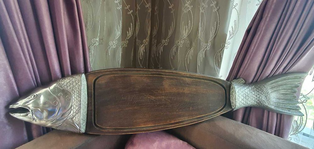 Голямо  дървено плато риба