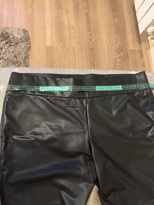 Ефектен дамски черен кожен клин