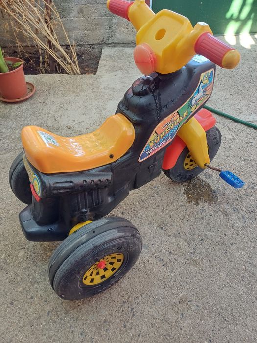 Детско моторче с педали