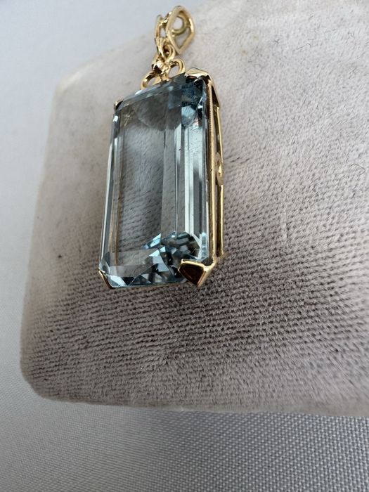 Pandantiv aur acvamarin