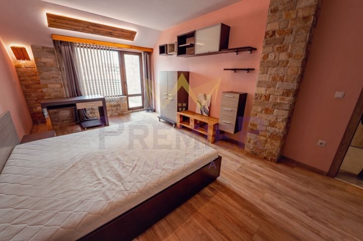 Тристаен апартамент, Левски