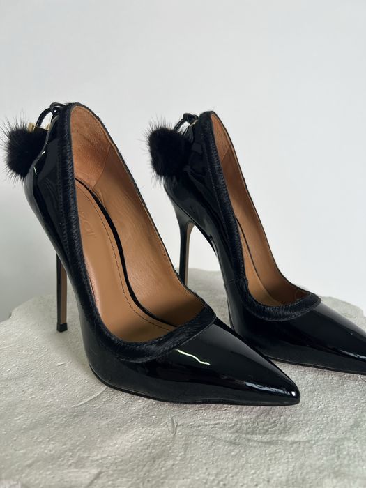 Обувки на марката Kazar