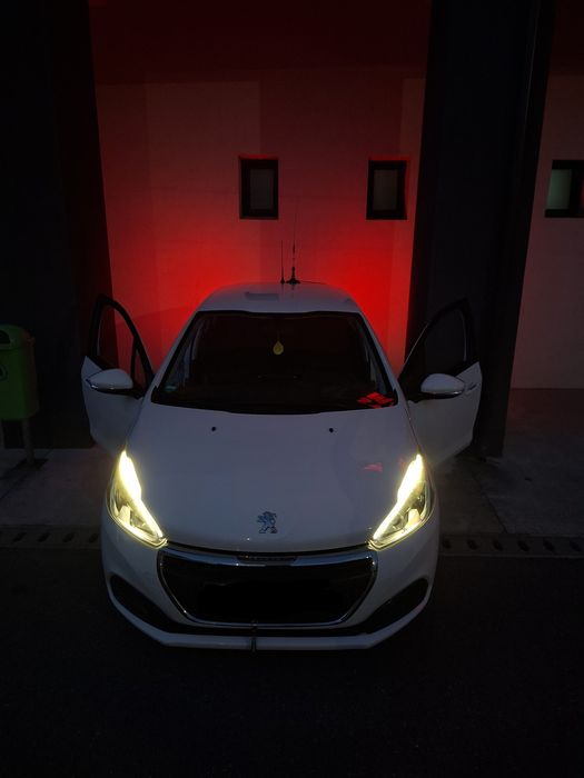 Vând Peugeot 208