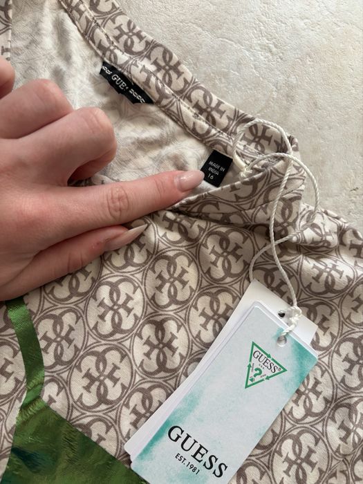 Тениска Guess.