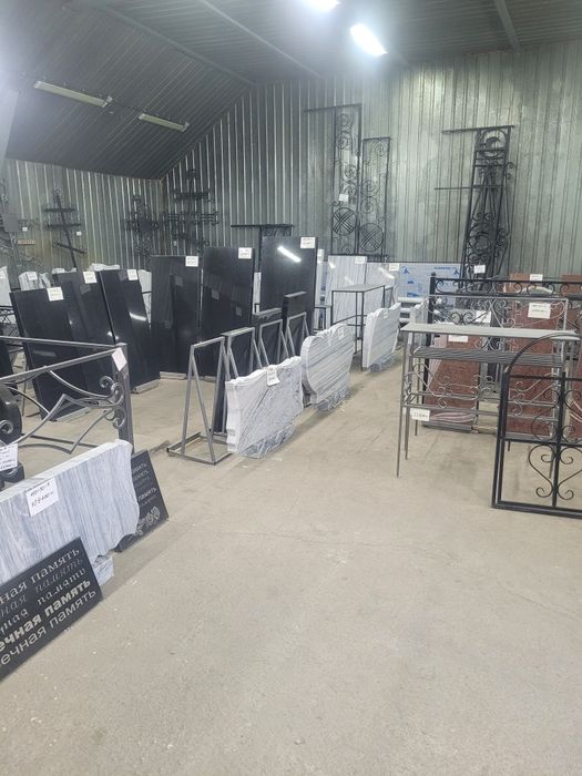 Памятники, мазарные плиты, оградки