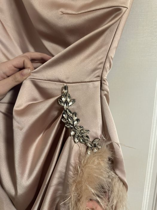 Сатенена рокля с пера