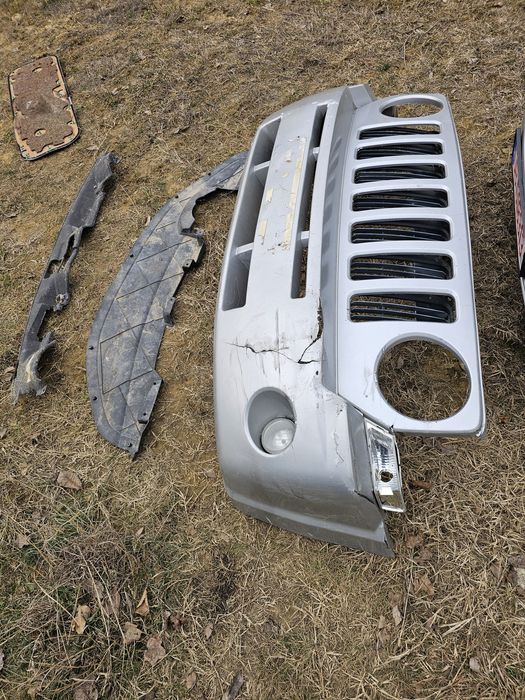 Bara față Jeep Patriot, puțin lovita dar se poate repara și folosi.