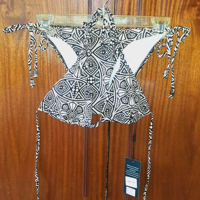 Продавам - Нов дамски бански - S/M размер - бледо жълт цвят с черно.