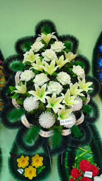 Искусственные цветы, венки