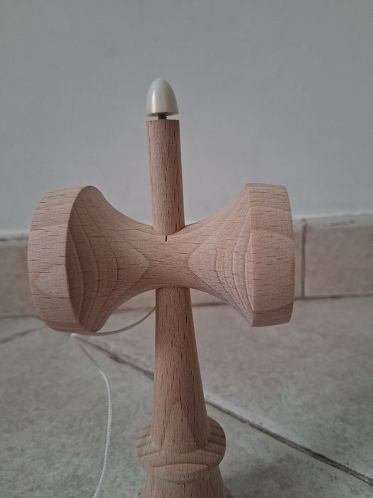 Vând kendama mugen musou rainbow nou nouta cu cutie și ata de rezerva cu stickere
