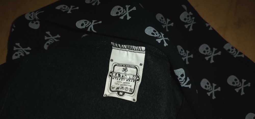 Худи / суичер черно на черепчета "На тъмно"