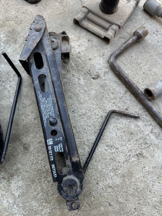 Домкрат и ключ подставка