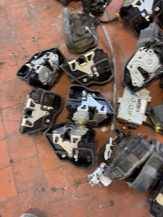 Брави за бмв е60 е90 е61 е91 ф10 ф11 от ляв волан