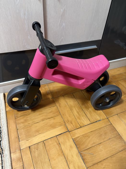 Trotineta roz silențioasă si ușoară