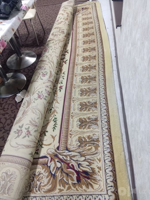 Gilam sotiladi judayam chiroyli 4ga 6 razmer