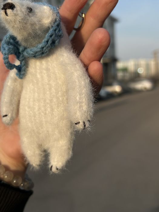 Вязанный брелок / обвес медведь Белёк