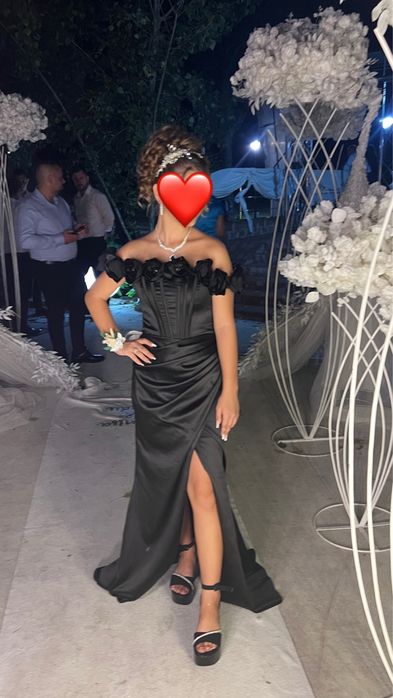 Rochita neagra de vanzare impecabila xs-s purtata 3/4 ore
