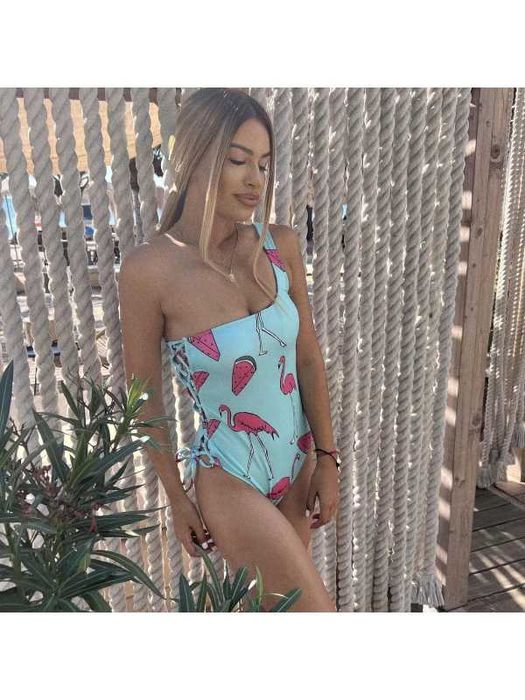 Бански костюм и парео на бранда Lbd