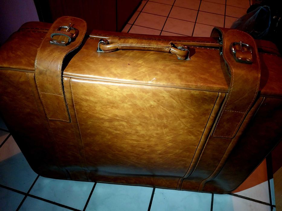 Куфар от изкуствена кожа