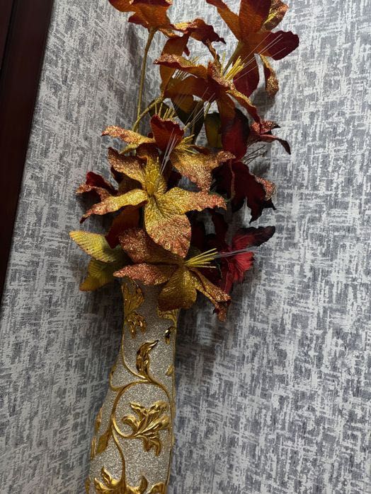 Ваза с искусственными цветами