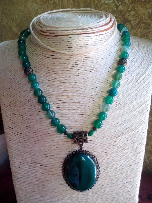 colier cu pandantiv mare din agate verzi