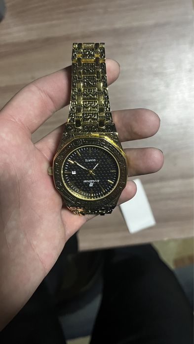 Часы цвет золотисты