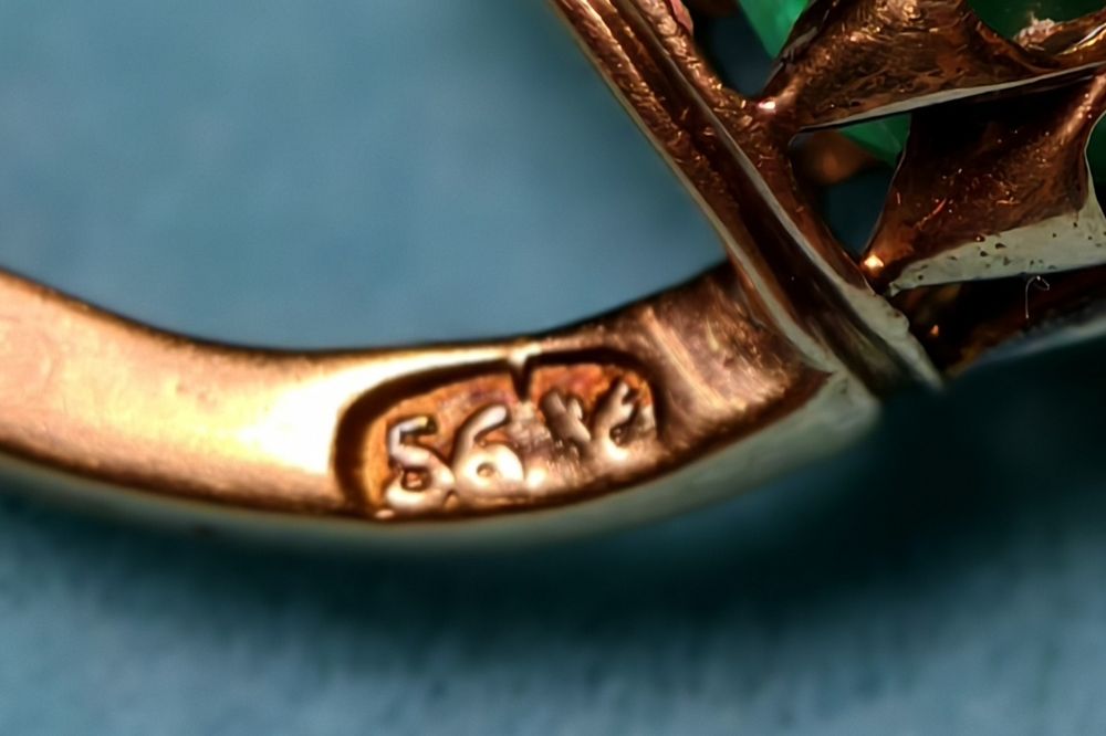 Продам серьги 56 пробы 1860г.С изумрудами