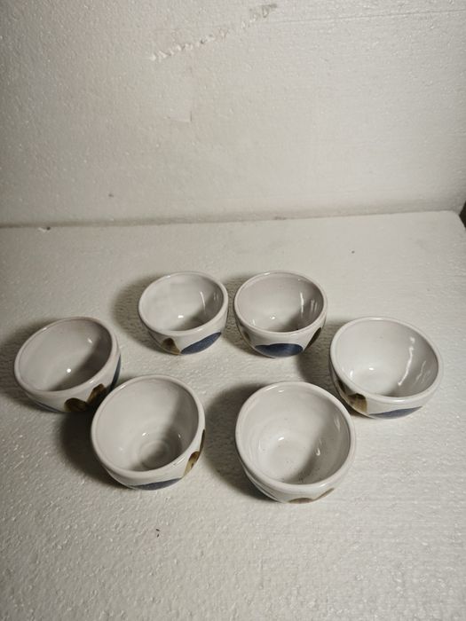 Сосиери, чашки за кафе и стъклени чинии за мезета, салати или ядки