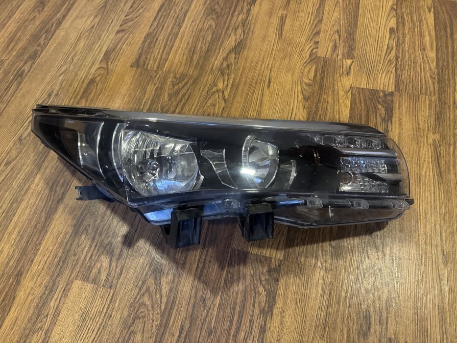 Фара правая Toyota Corolla 180 оригинал