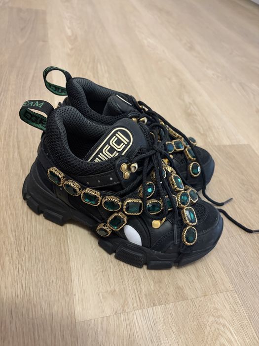 Adidasi gucci.